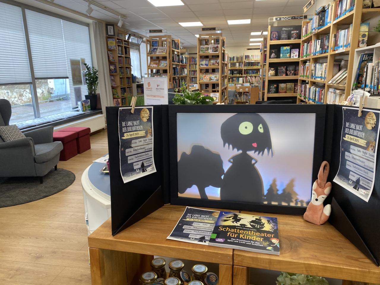 Ein Schattentheater steht in der Bibliothek