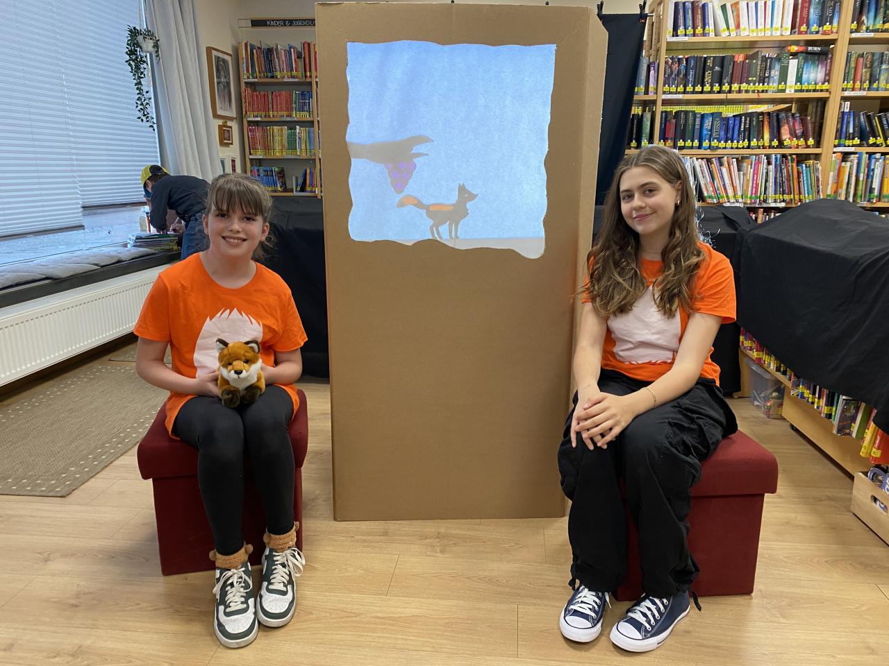 Die Aiserkids vor dem Schattentheater