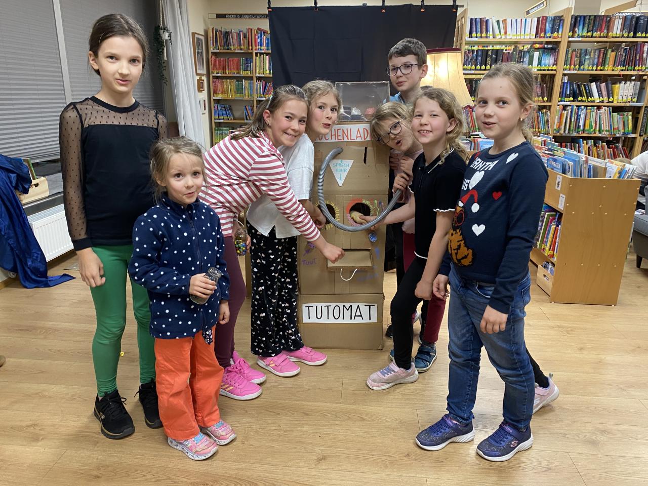Mehrere Kinder stehen in der Bibliothek