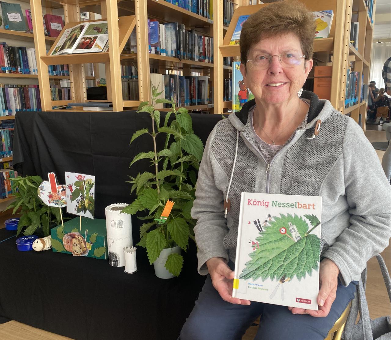 Öhlinger Gerti zeigt das Buch König Nesselbart in die Kamera