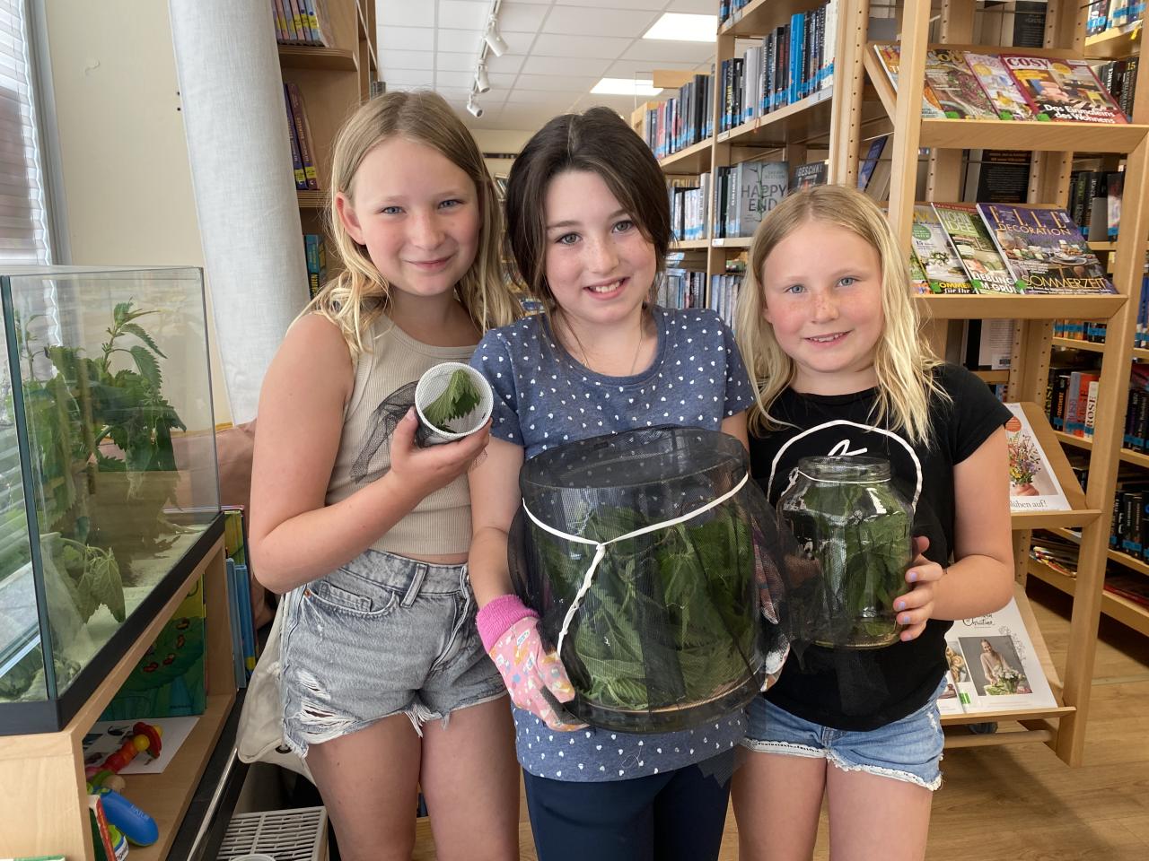Valentina, Luisa und Anna Lena halfen beim Raupen verteilen