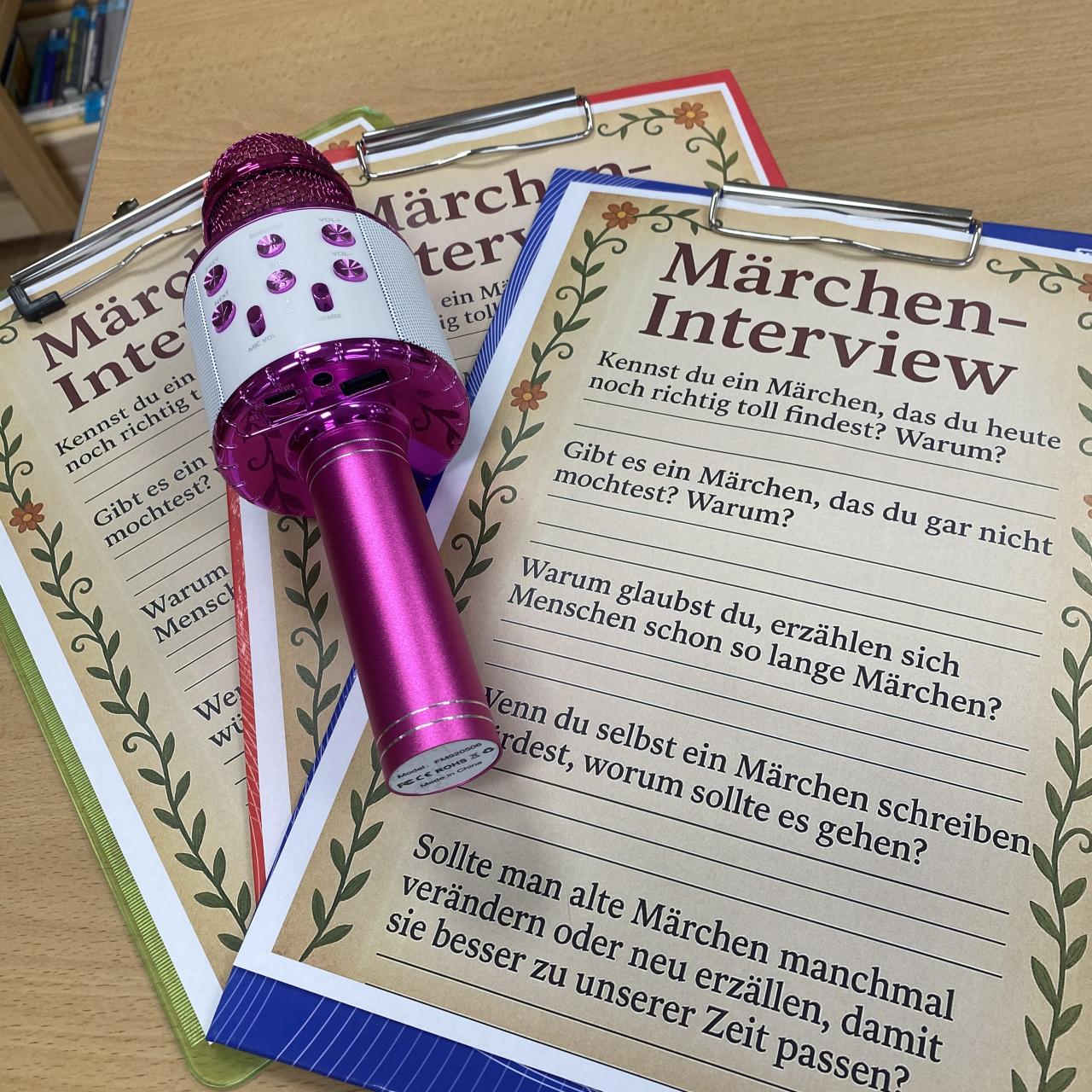 Ein Mikrofon liegt auf einem Blatt mit der Überschrift Märcheninterview