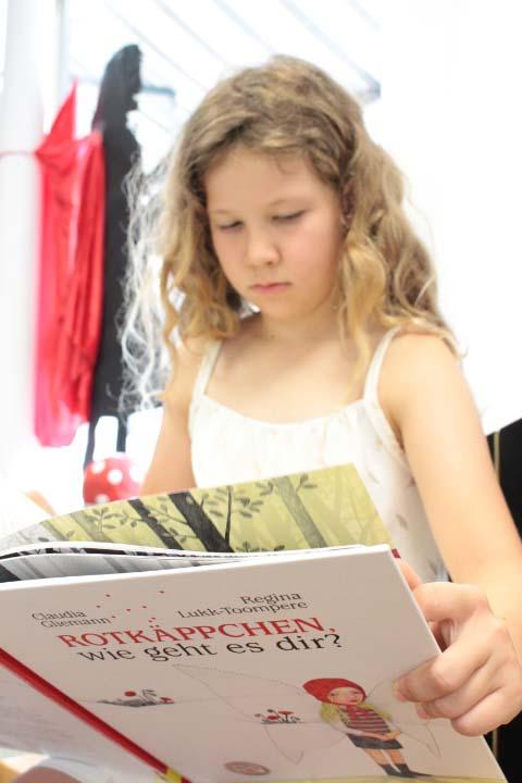 Ein Mädchen liest ein Buch
