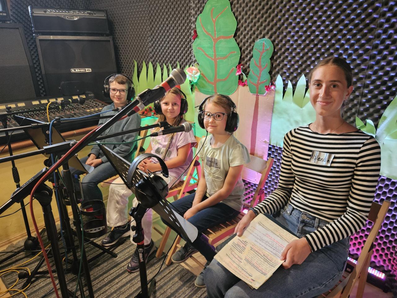 Drei Kinder und eine Frau im Tonstudio
