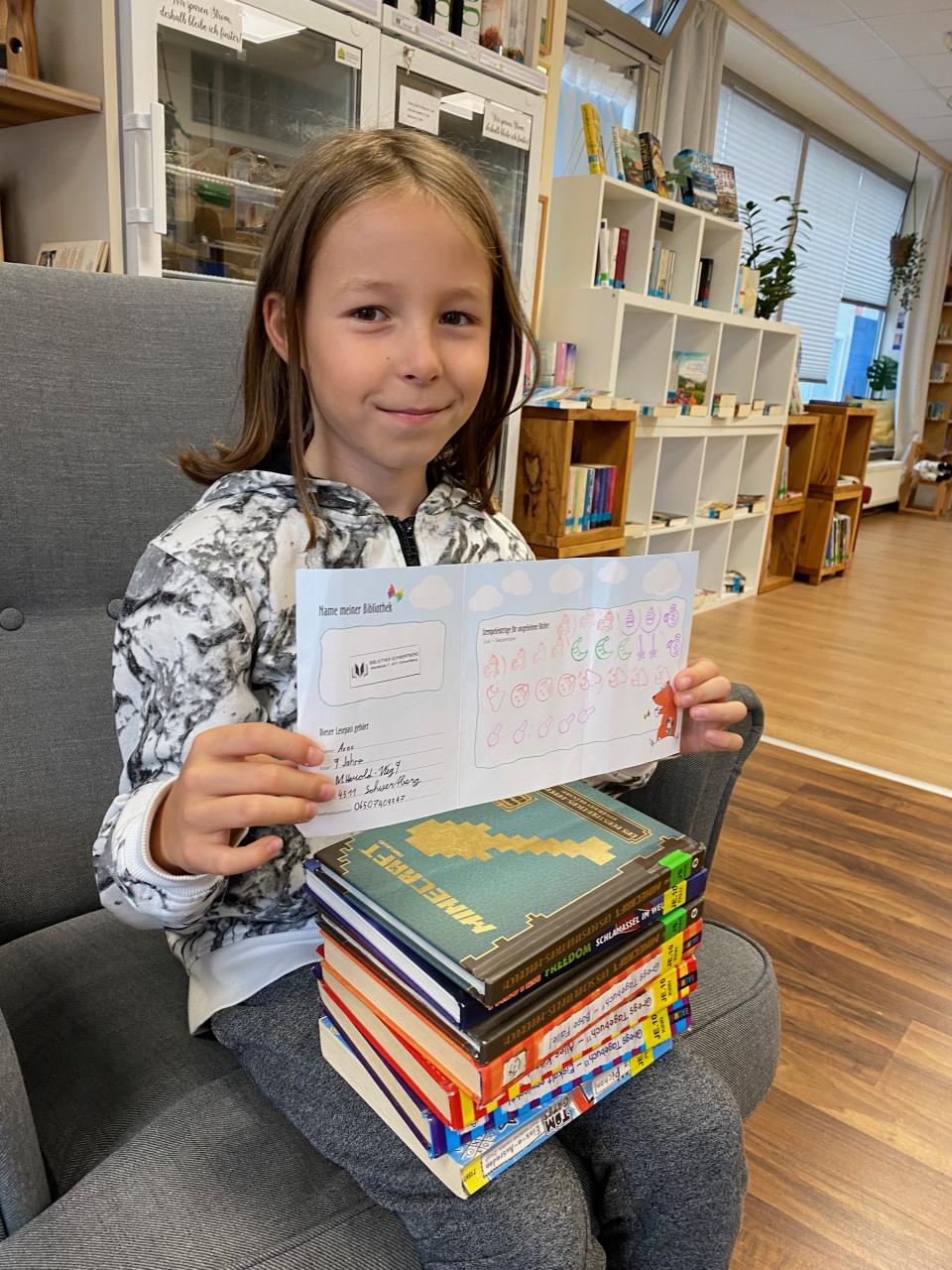 Ein Bub zeigt seinen Pass mit Stempeln