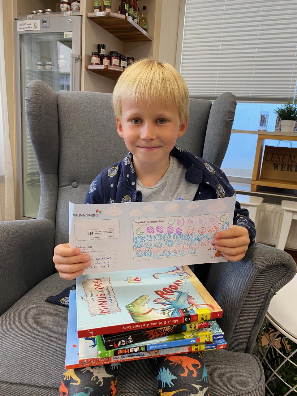 Ein Bub zeigt seinen Pass mit Stempeln