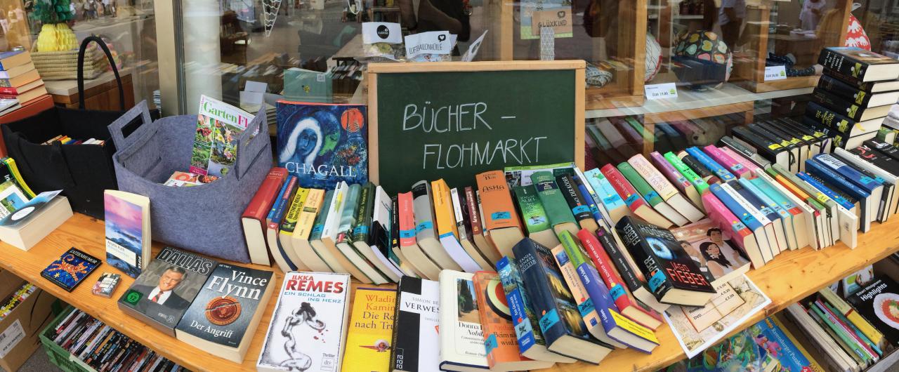 viele Bücher auf einer Bierbank
