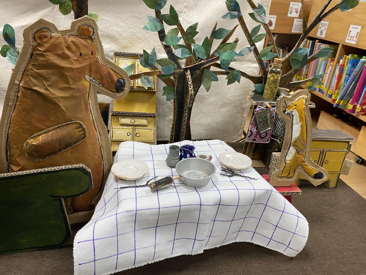 Eine Miniatur eines Bären und eines Wiesels aus Pappe