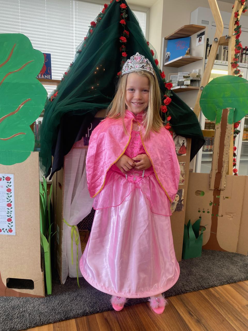 Ein Mädchen als Prinzessin verkleidet