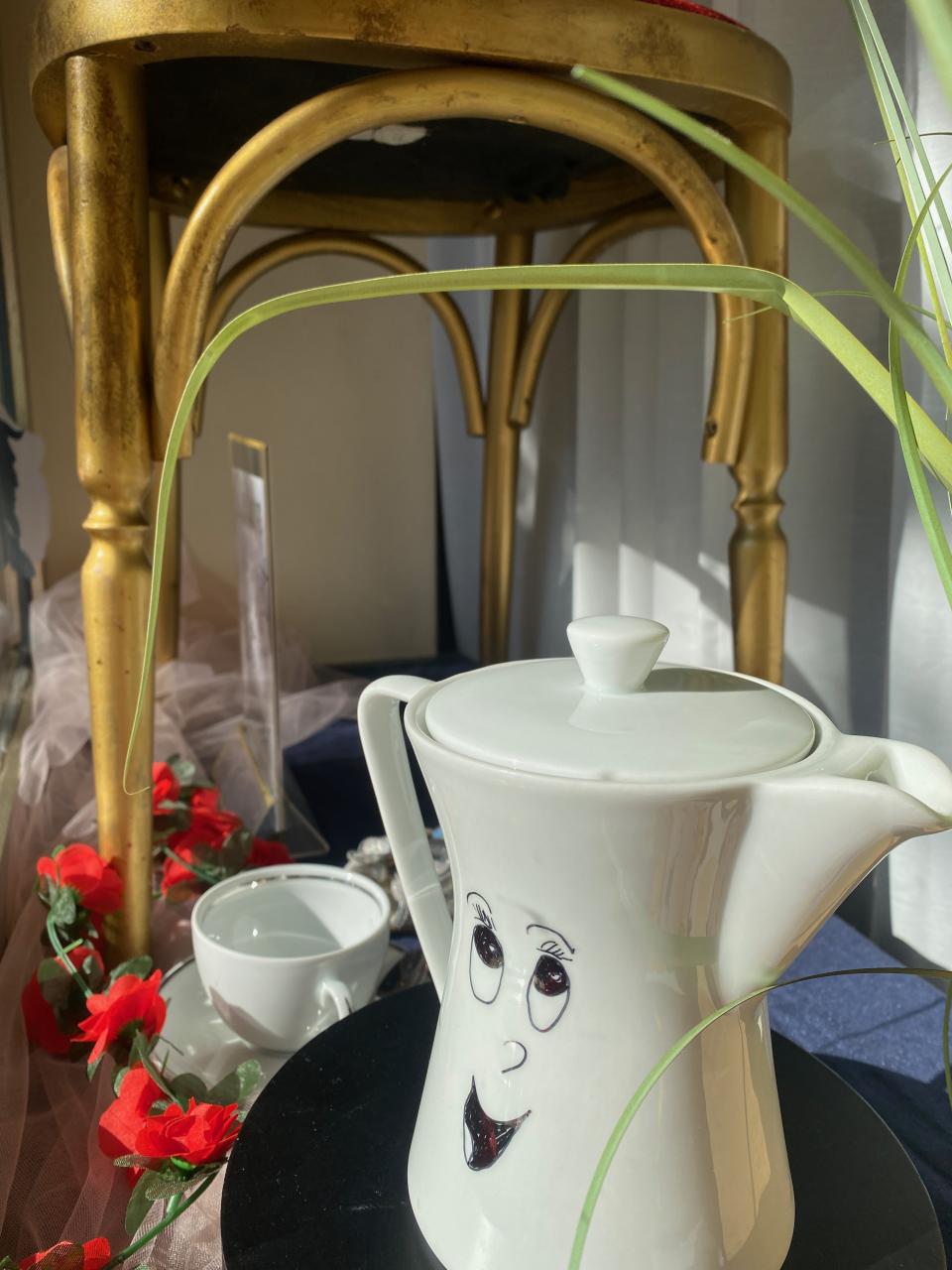 Eine Kaffeekanne mit einem Gesicht