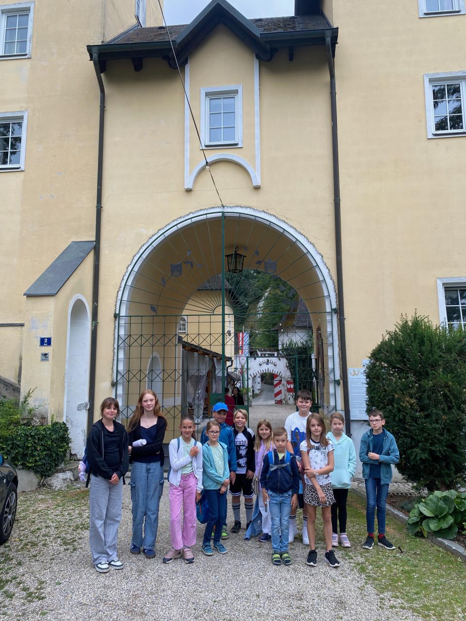 Viele Kinder stehen vor einem Torbogen