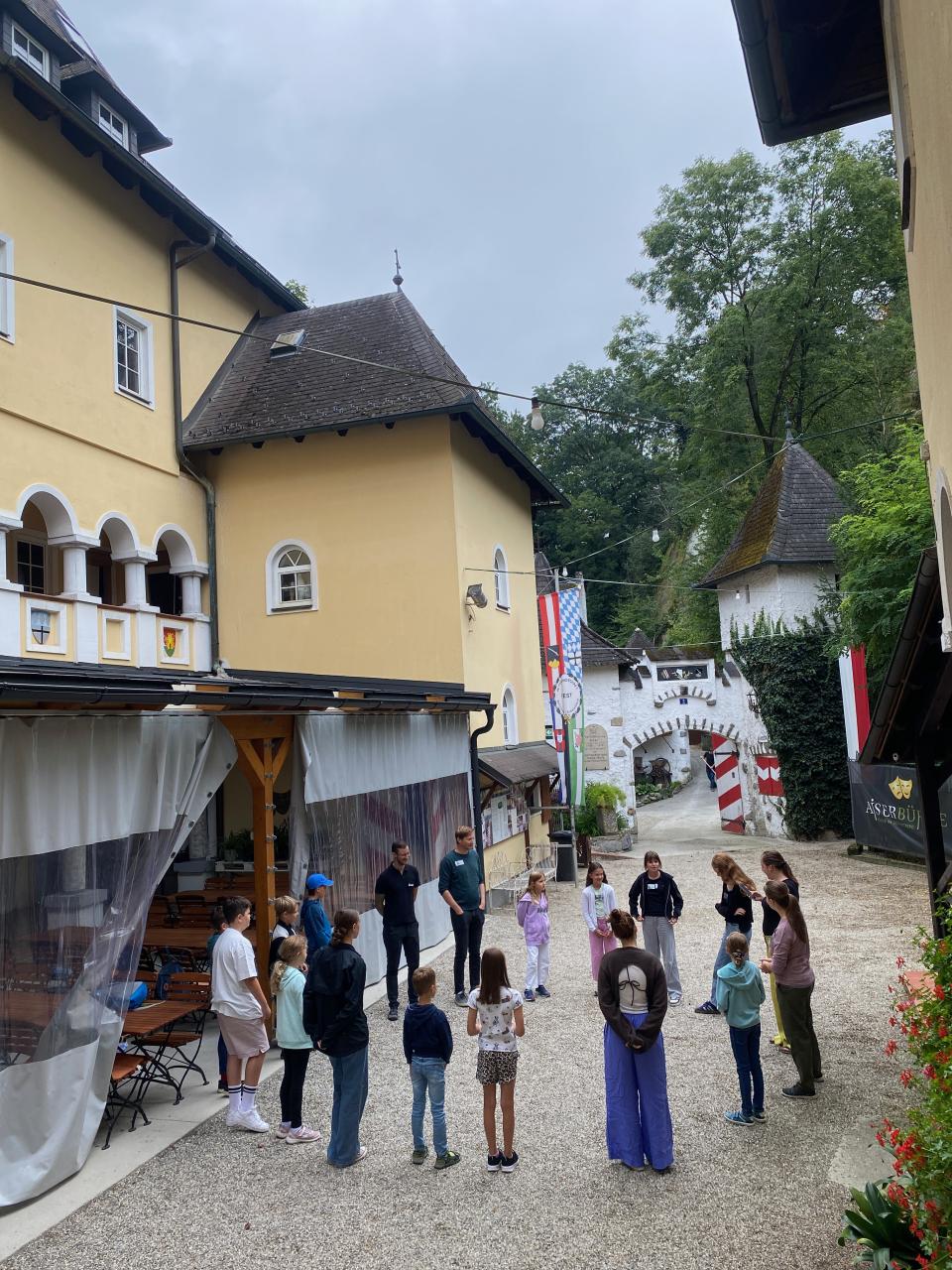 Eine Gruppe von Menschen steht im Kreis