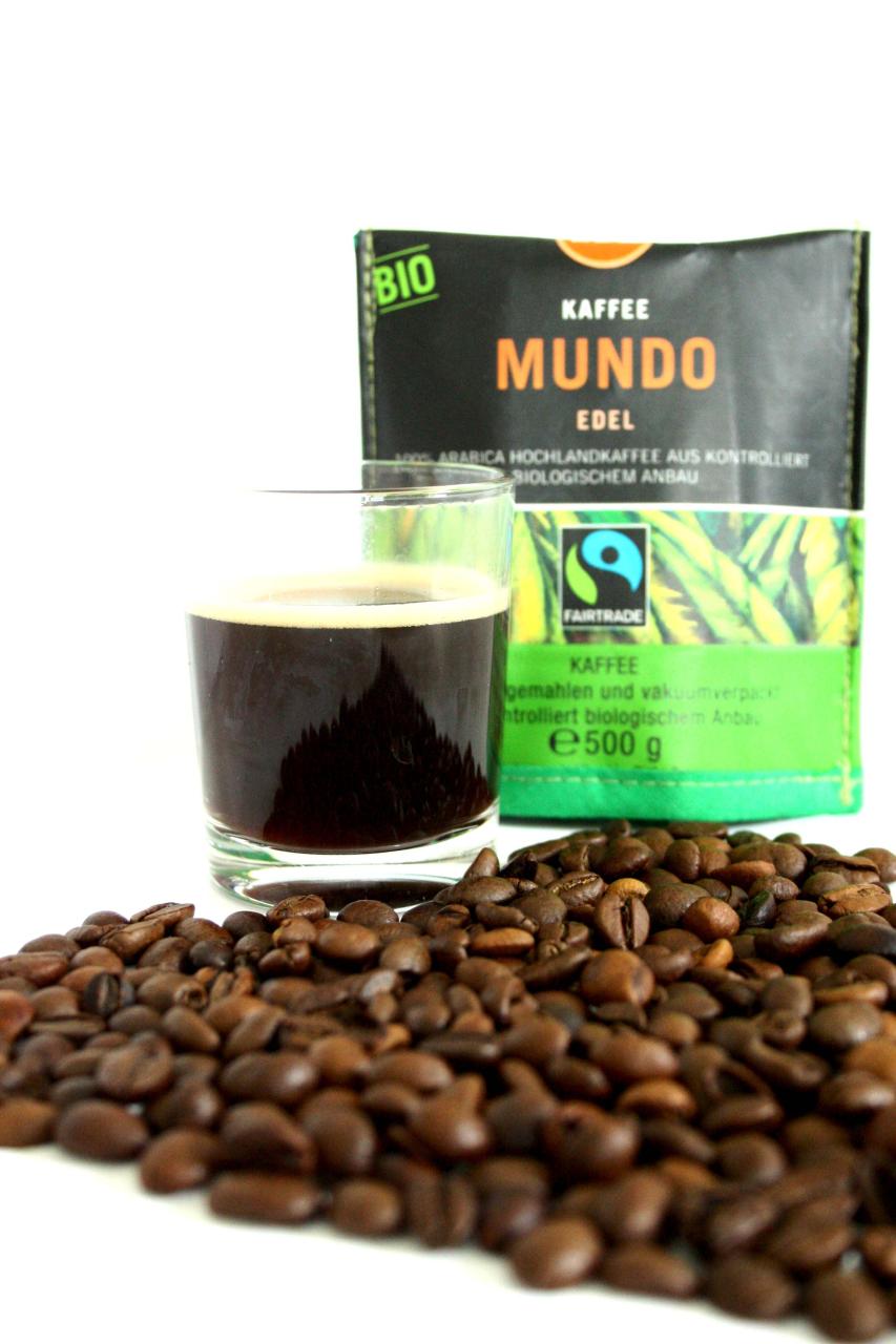 Ein Fairtrade Kaffee mit Bohnen davor