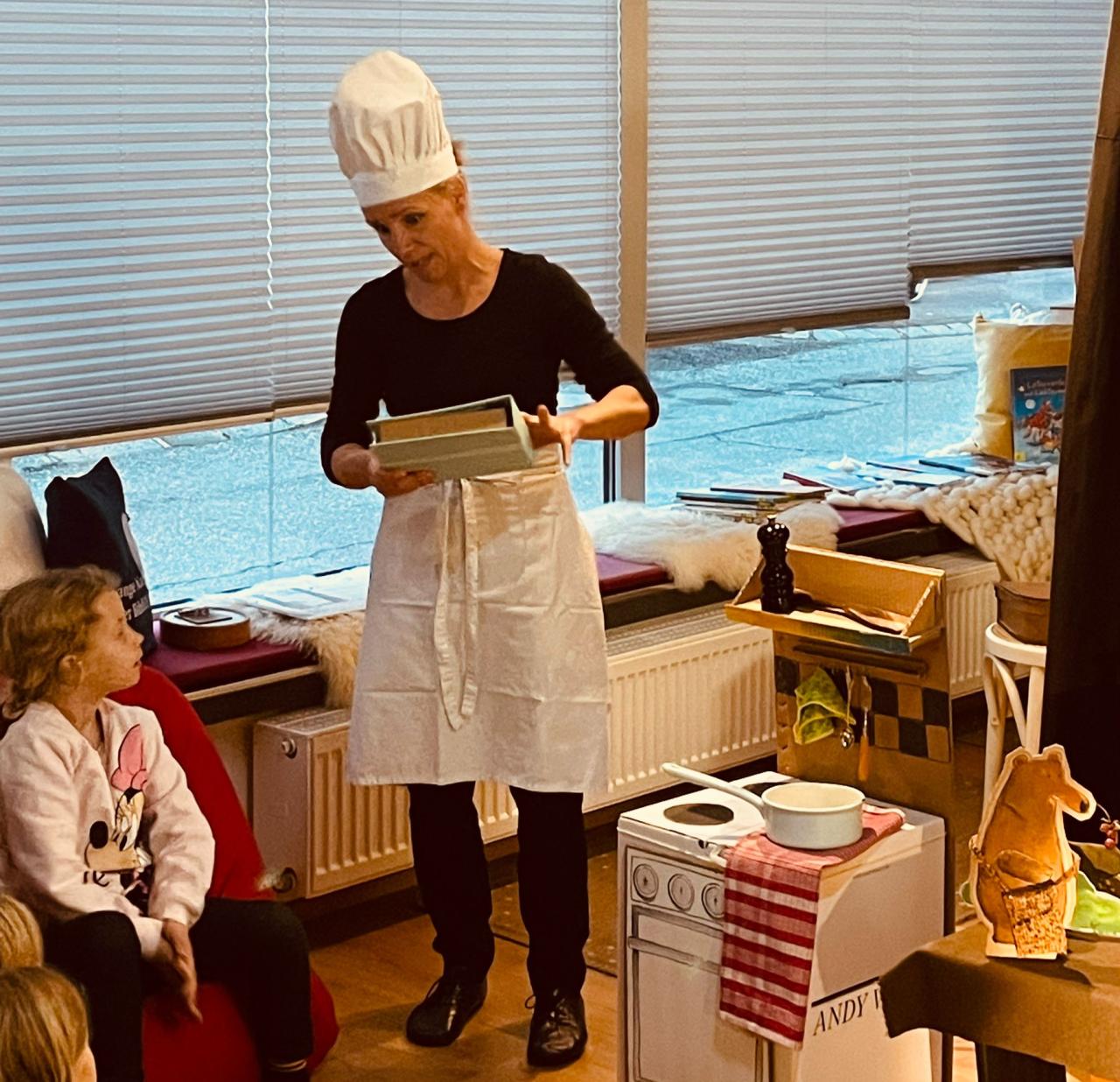 Eine Frau mit Kochmütze und -schürze