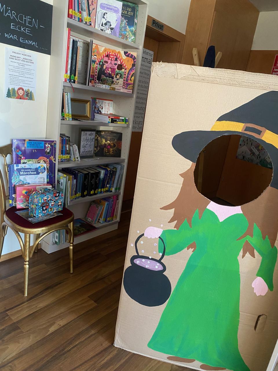 Eine Hexe ist auf Pappe gemalt