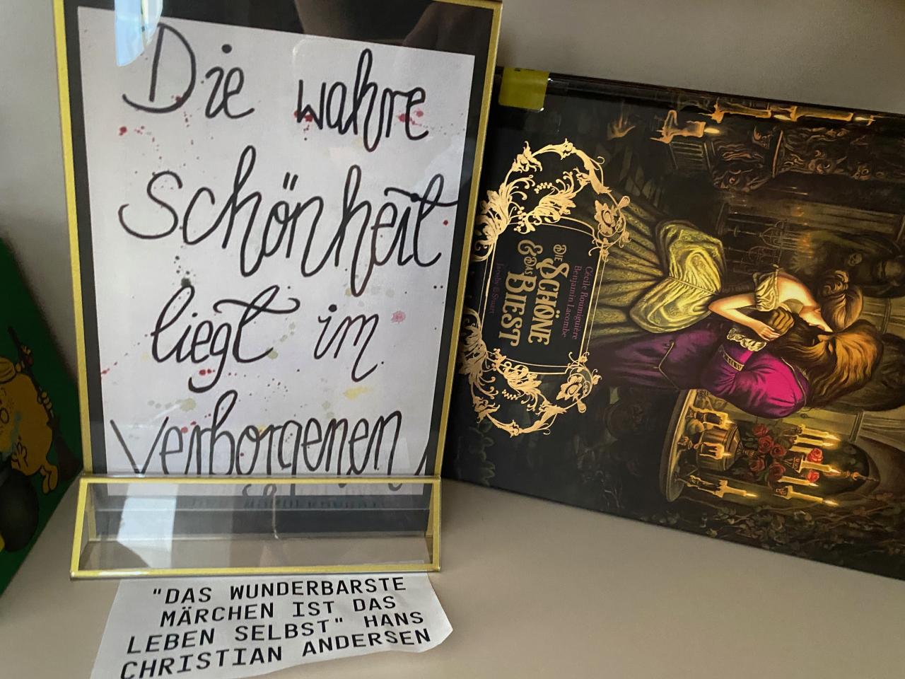 Ein Spruch im Bücherregal