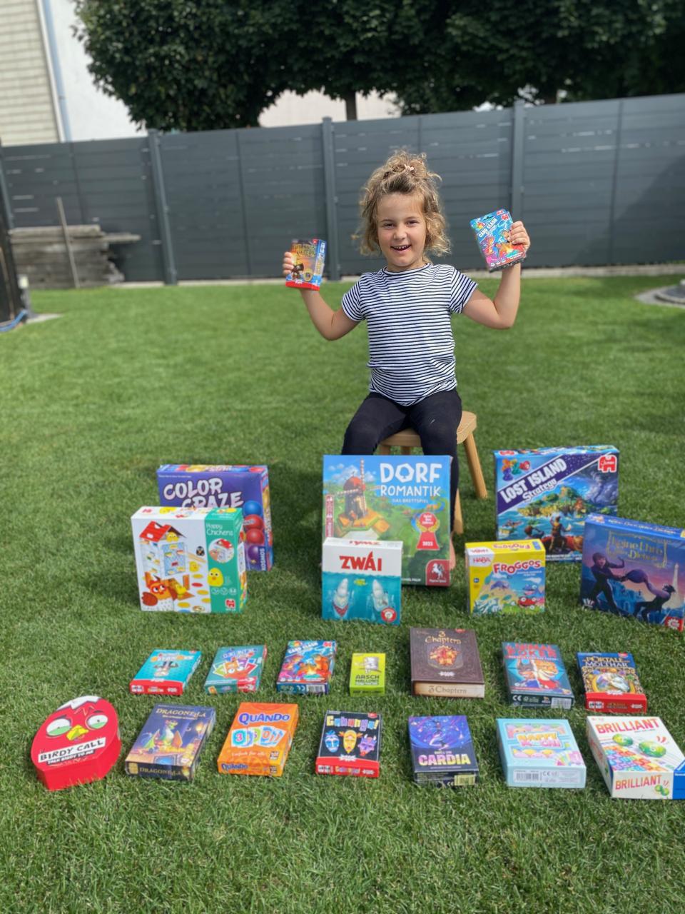 Ein Mädchen hält Spiele in die Kamera