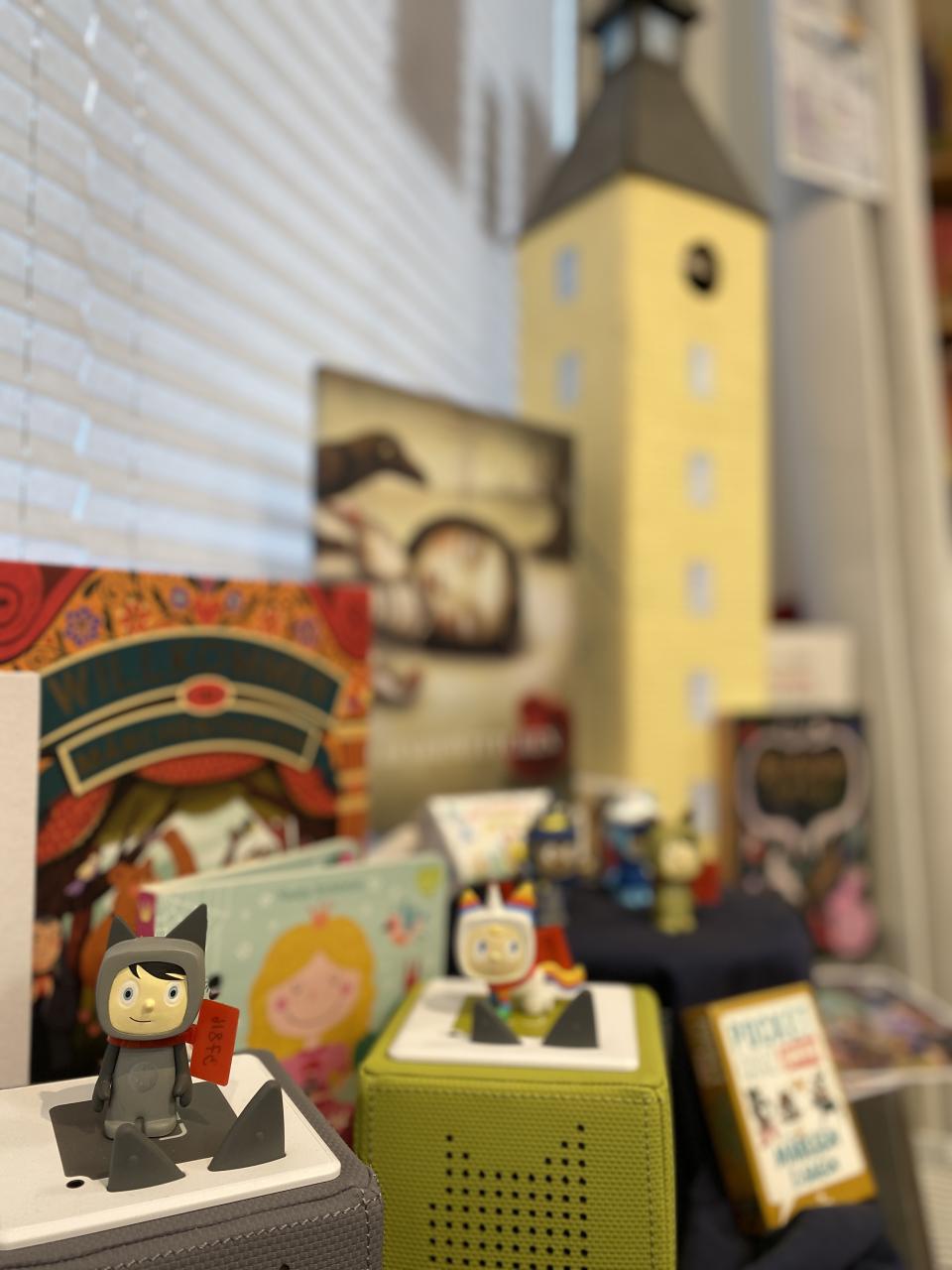Eine Präsentation von Büchern, Tonies, Tonieboxen und einem Turm