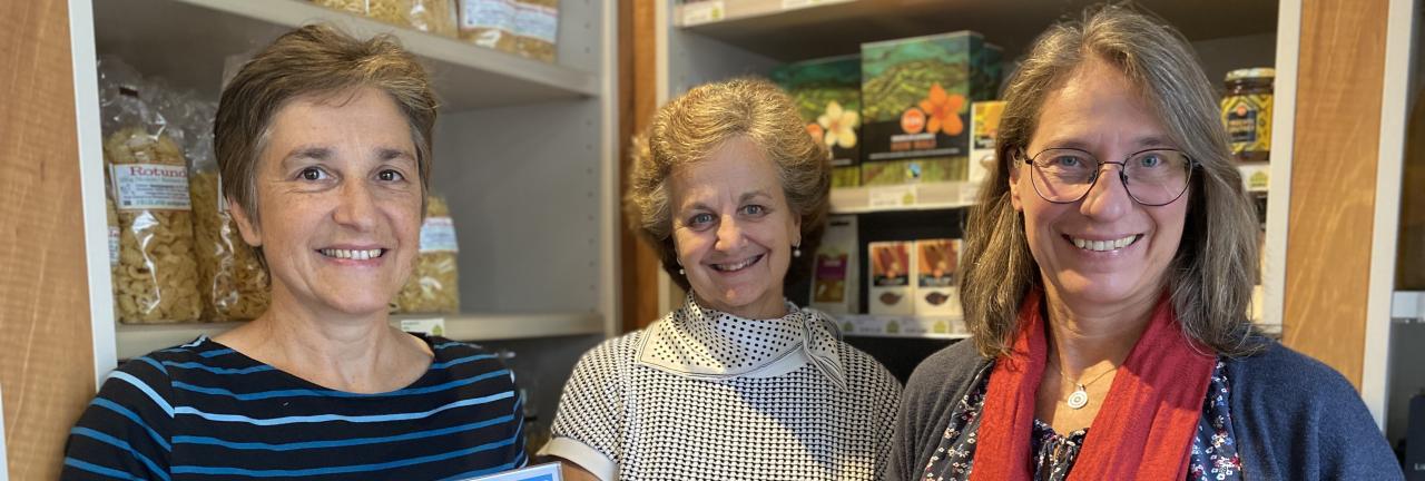 Drei Frauen vor einem Regal