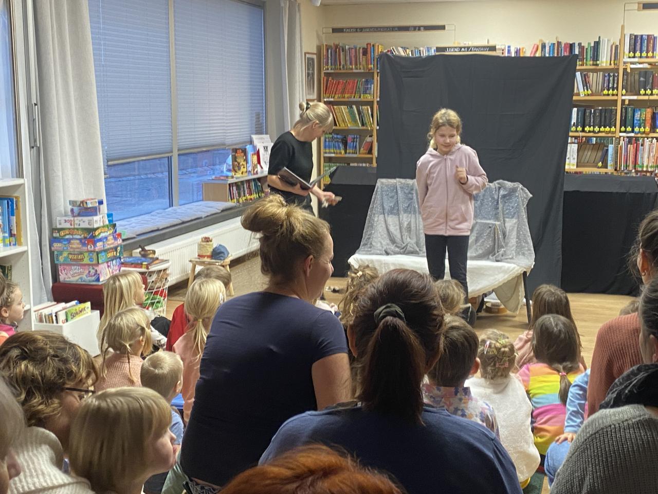 Ein Kind hilft beim Zusammenbau der Bühne