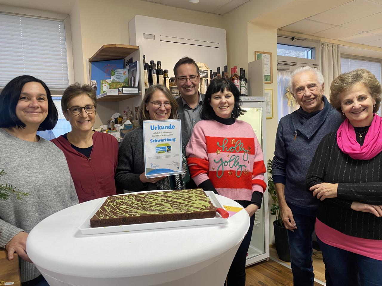 Eine Gruppe von Menschen, davor ein Matchakuchen