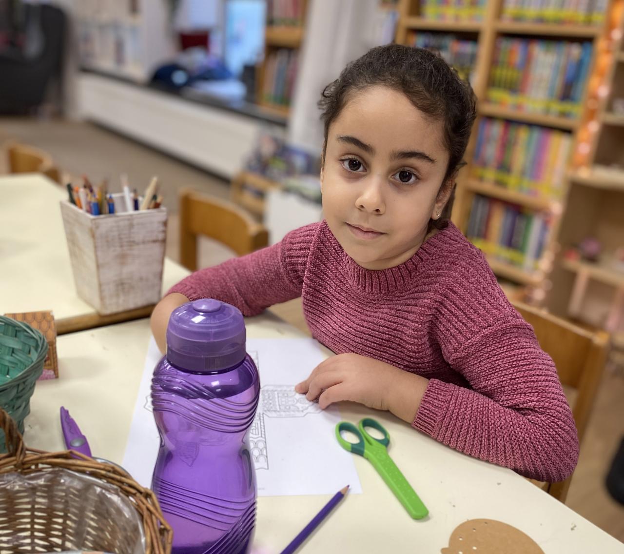 Ein Mädchen bastelt in der Bibliothek