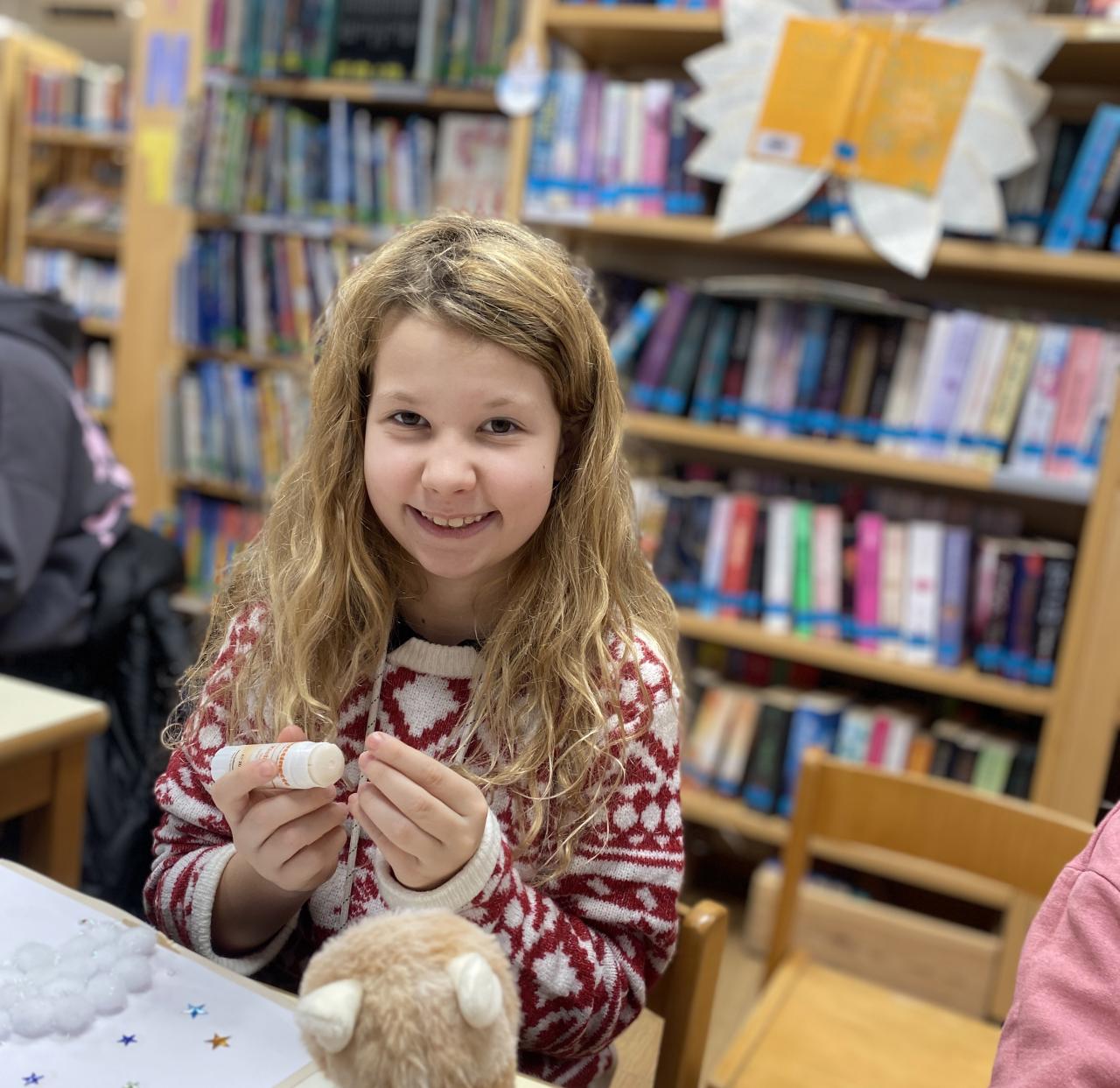 Ein Mädchen bastelt in der Bibliothek