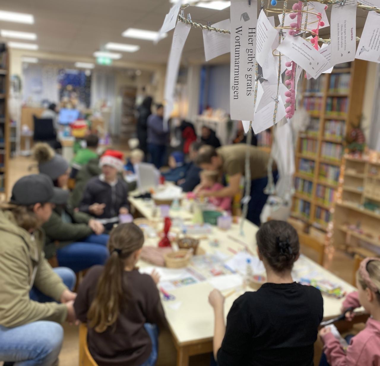 Menschen sitzen in der Bibliothek und Basteln