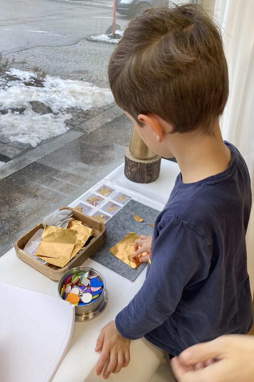 Kind macht einen Golddruck