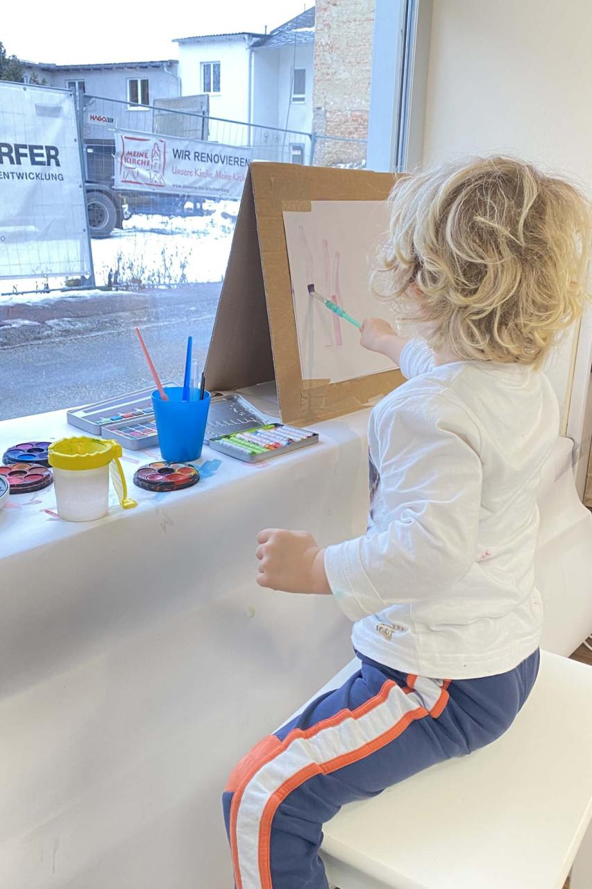 Ein Junge malt ein Bild
