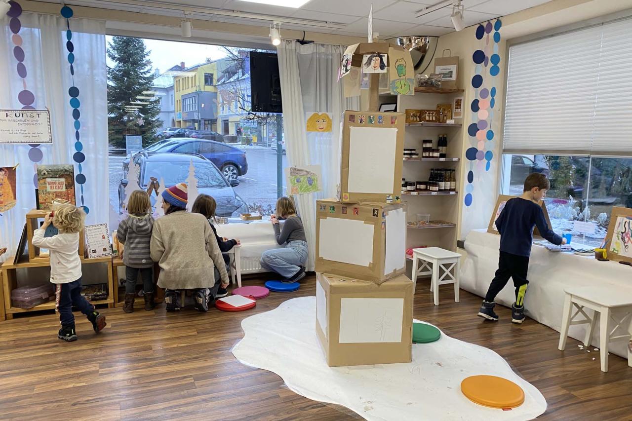 Kinder zeichnen in der Bibliothek