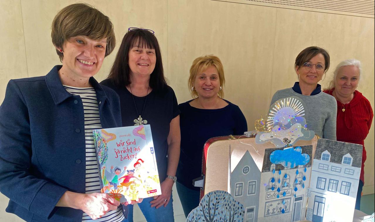 Leonora Leitl mit dem Team des Hort Schwertberg