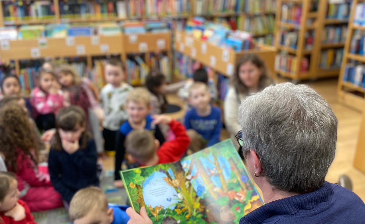 Brigitte Hader und Kindergartenkinder