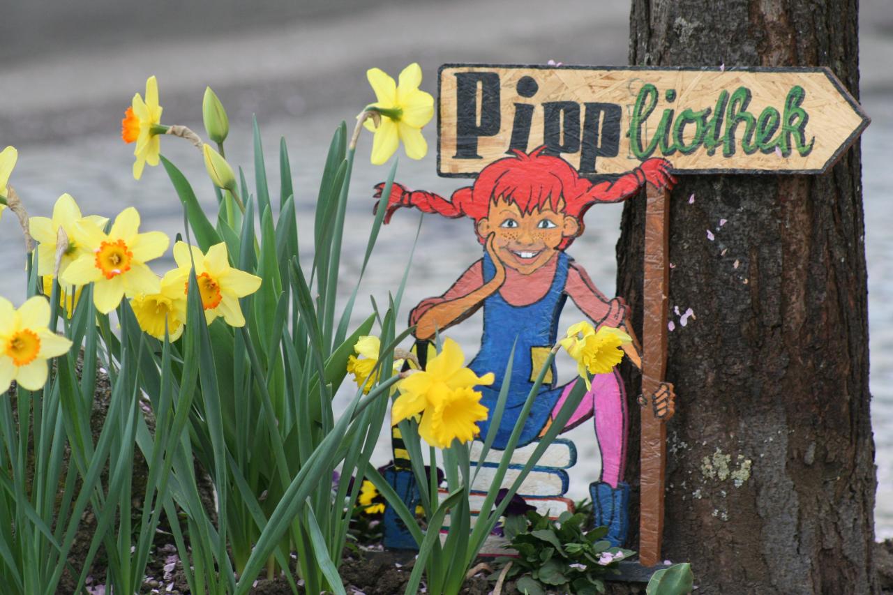 Wegweiser mit Blumen in die Bibliothek