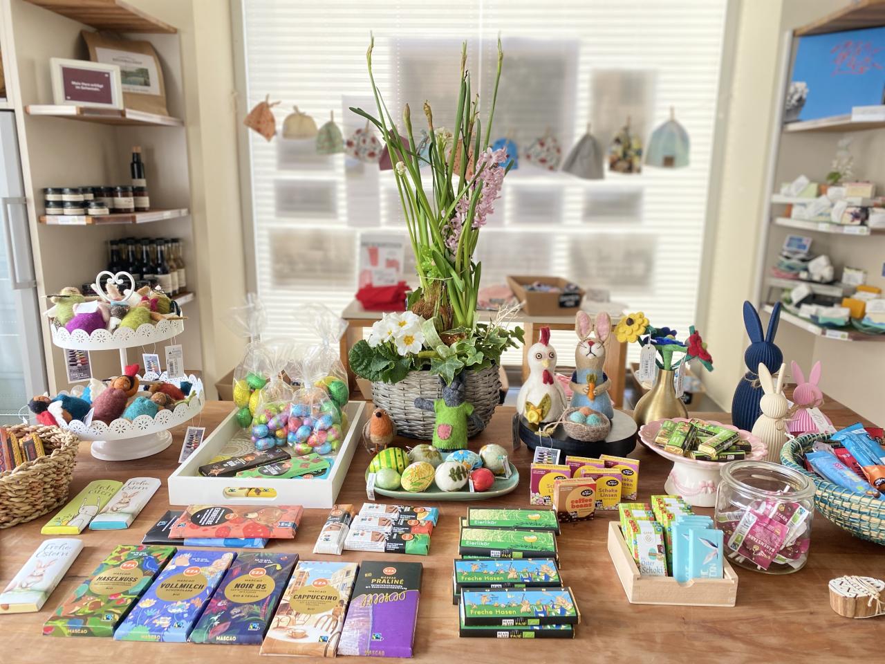 Ein Tisch gedeckt mit Osterdeko und Schokolade