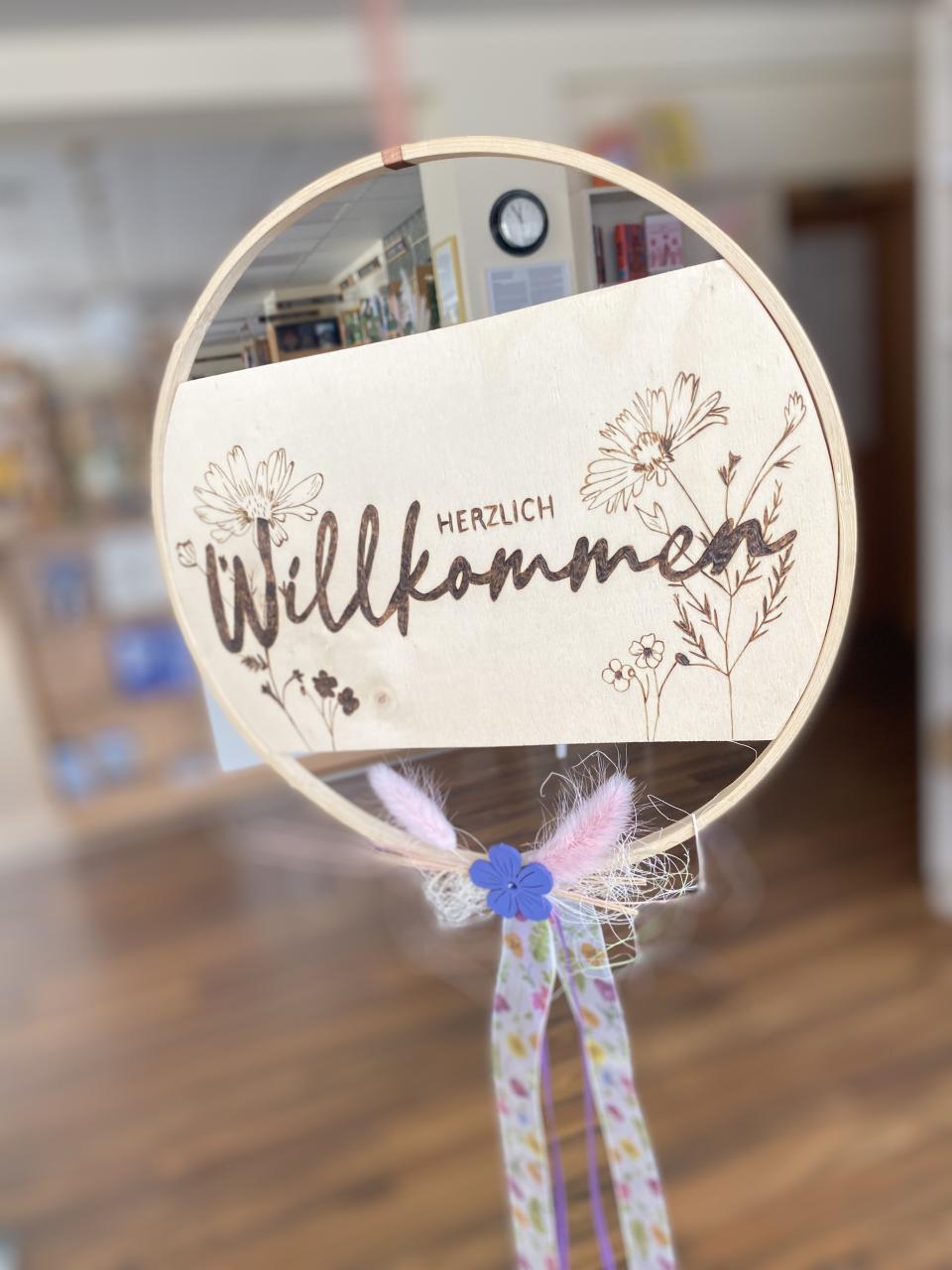 Willkommensschild aus Holz