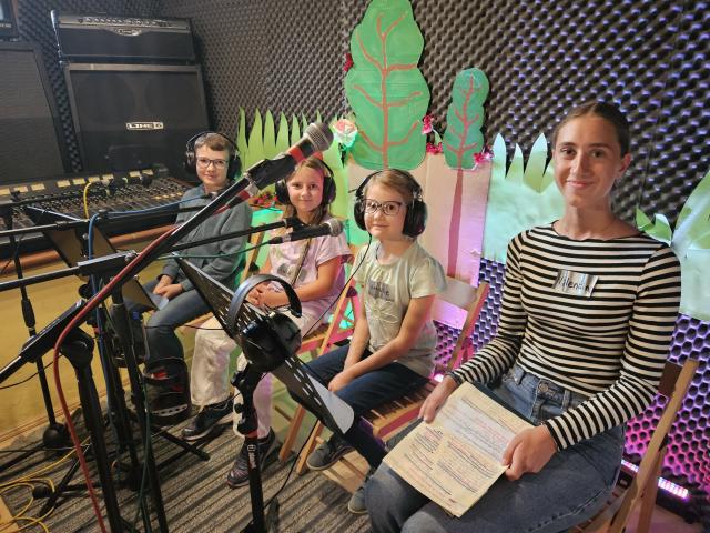 Drei Kinder und eine Frau im Tonstudio