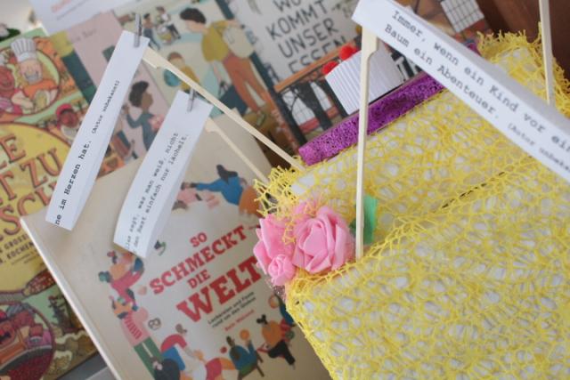 Büchersprüche stecken auf einer Torte