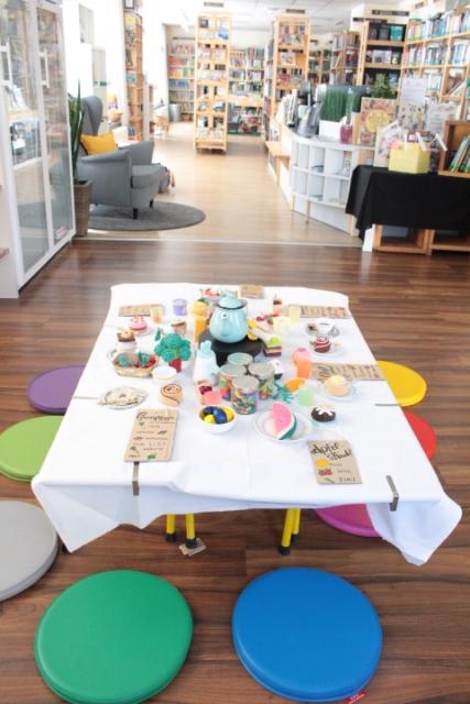 ein gedeckter Tisch für Kinder zum Spielen