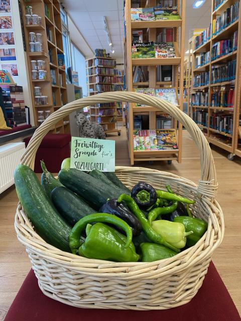 Ein Korb gefüllt mit Gemüse steht in der Bibliothek