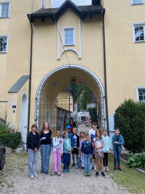 Viele Kinder stehen vor einem Torbogen