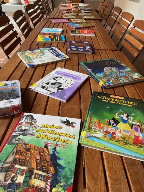 Ein Tisch voller Märchenbücher