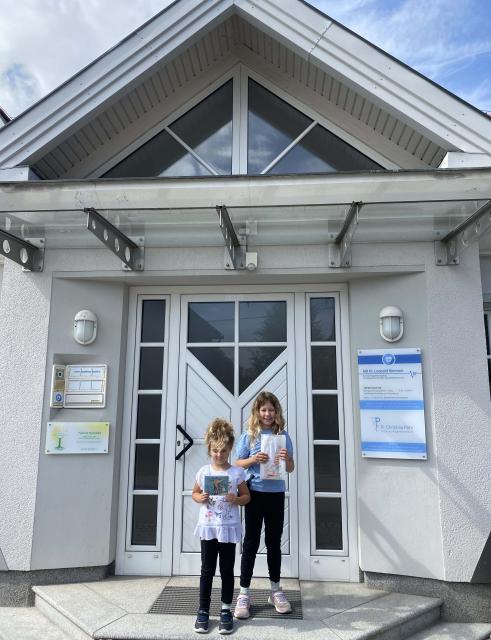 Zwei Kinder vor einem Haus