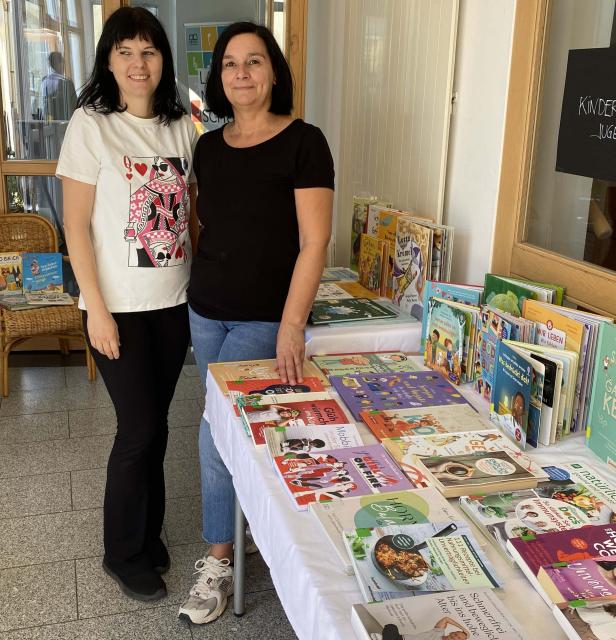 zwei Frauen vor einem Büchertisch