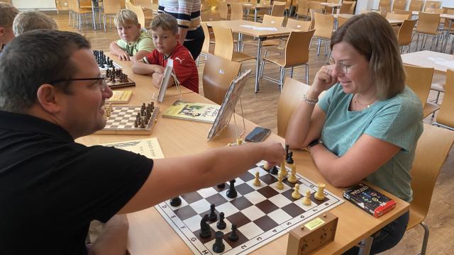 Ein Mann spielt Schach mit einer Frau