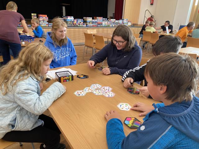 Kinder spielen ein Brettspiel