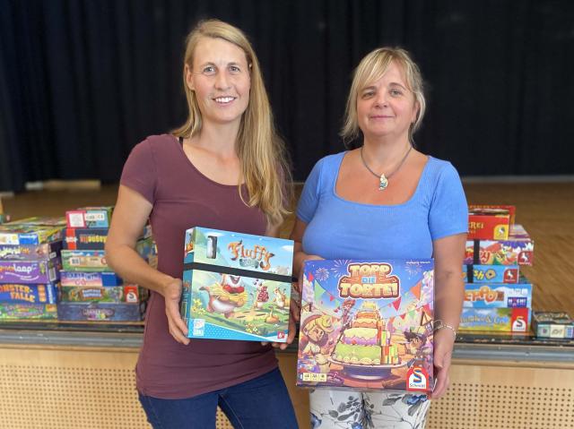 zwei Frauen mit Spielen in der Hand