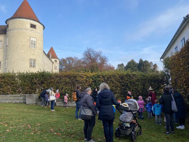 Eine Gruppe von Menschen steht vor dem Schloss Schwertberg