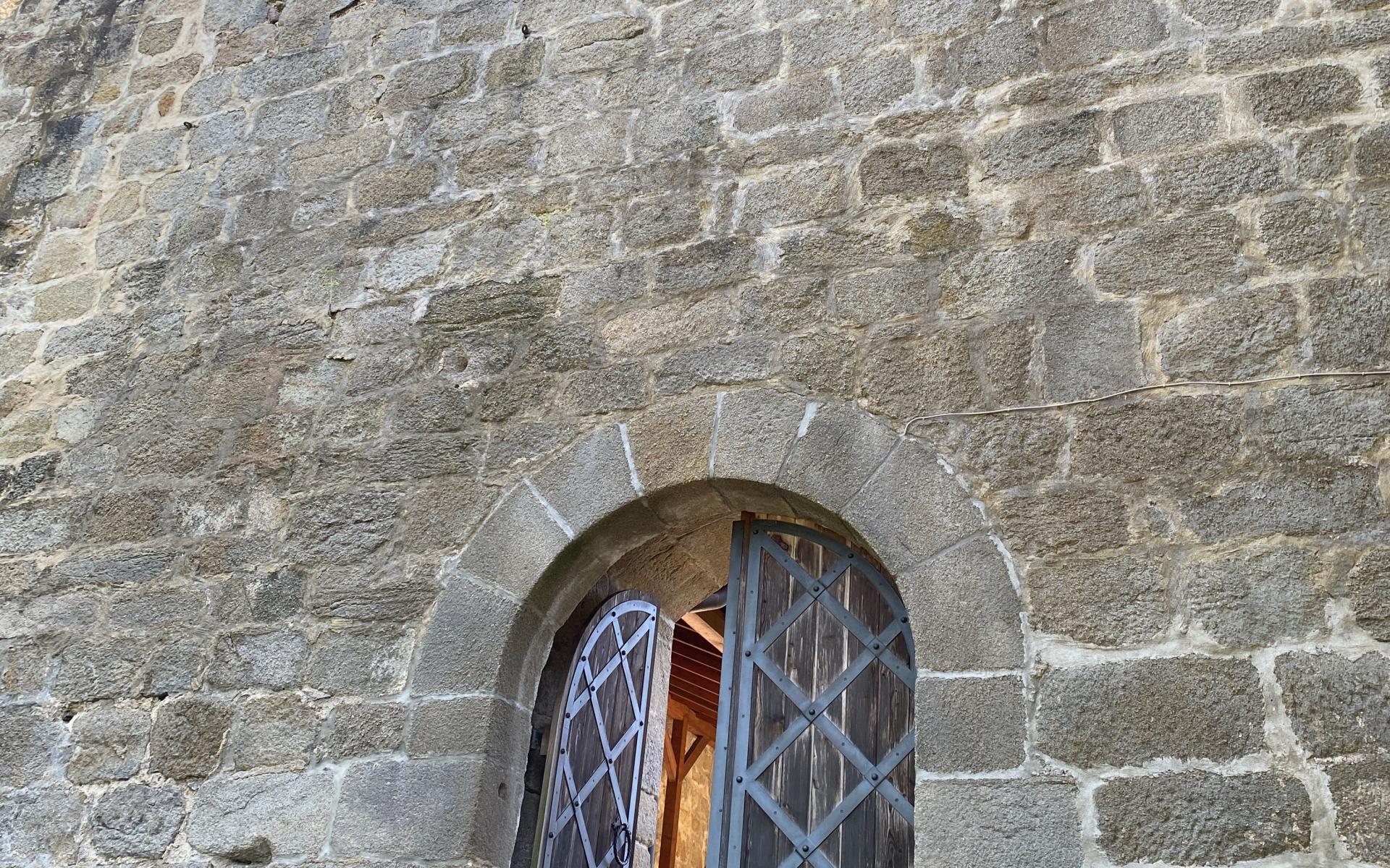 Das Eingangstor zur Burgruine Windegg