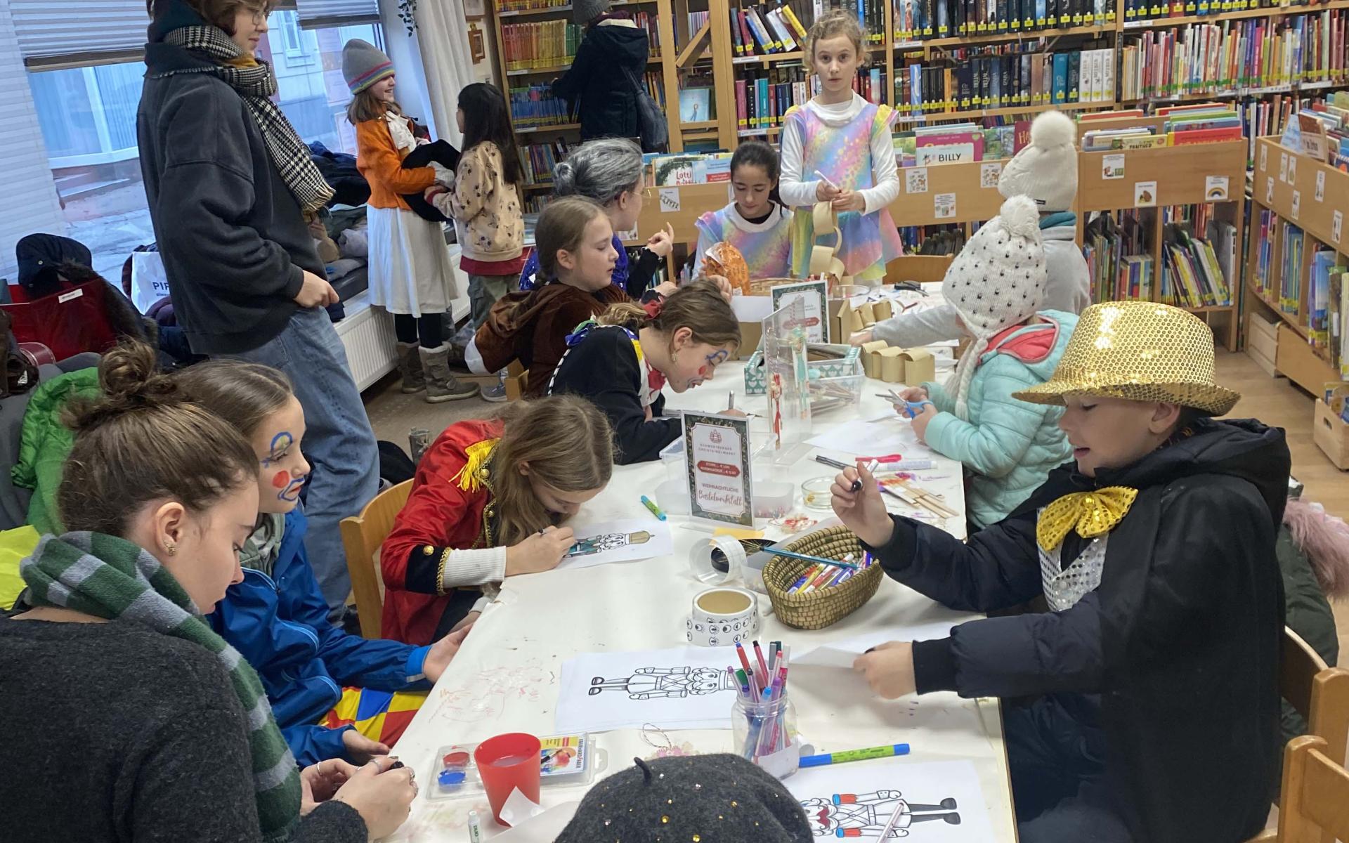 Kinder sitzen am Tisch und basteln